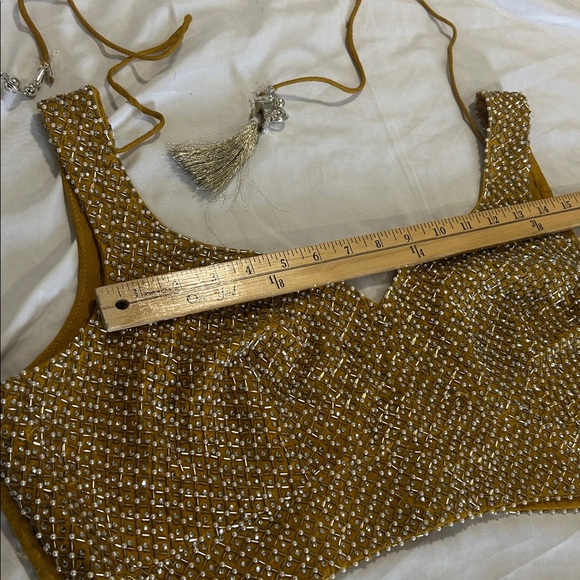 Lehenga charnyia choli yellow white gold. Net Duppatta
Pearls, sequins size L - Picture 9 of 17